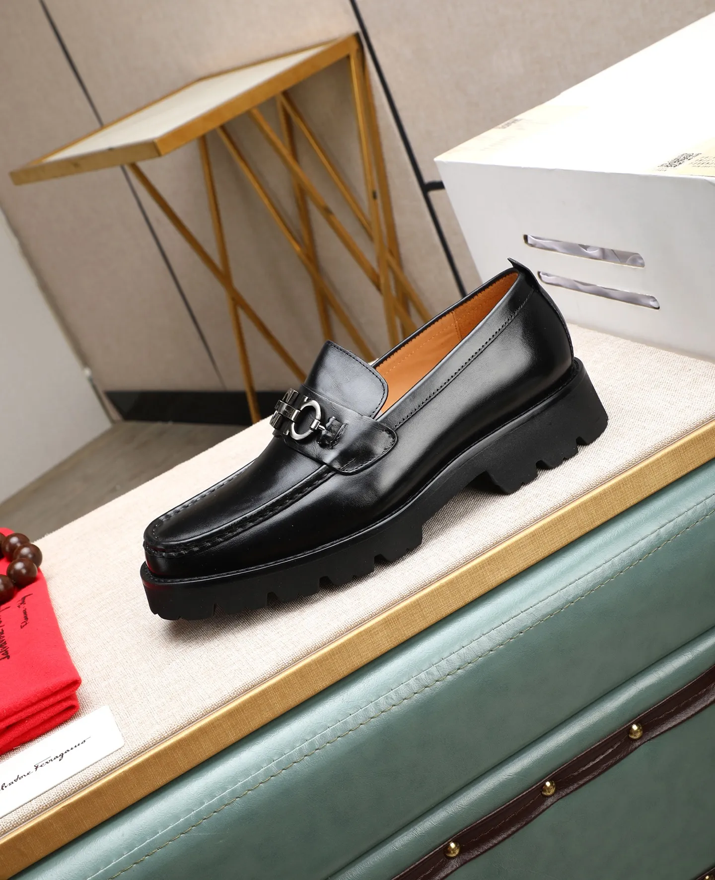 Men's shoes 💰500 📛📛(water-dyed cow lining) Salvatore Ferragamo high-end (Salvatore Ferragamo) is the top international luxury footwear brand. It comes from the fashion kingdom of Italy. It is famous all over the world for its traditional handmade design and novel styles...🚶🏻🚶🏻New suit shoes are available simultaneously at the counter. This model is purely handmade. The fabric is imported Italian calfskin➕soft water-dyed cowhide lining. Original authentic outsole🌀🌀Size: 38➖44.